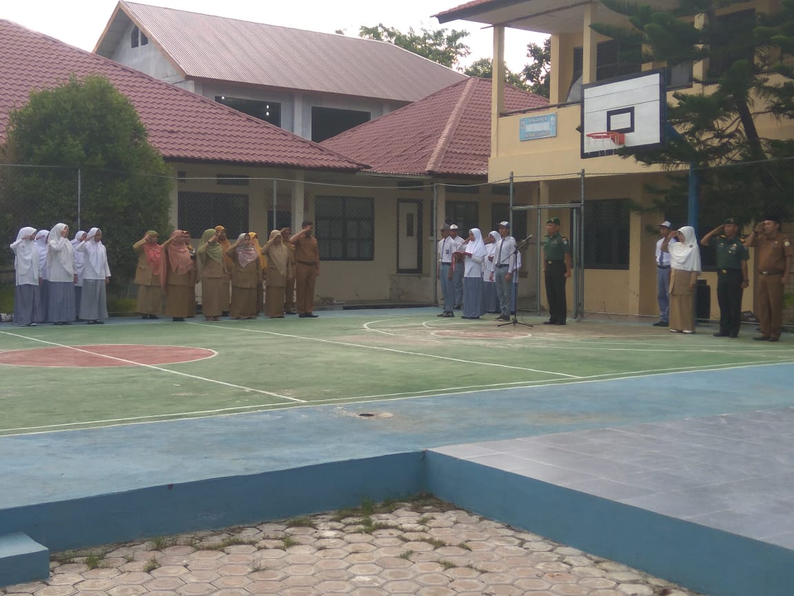 Personel Denmadam IM Upacara Bendera di SMAN 13 Banda Aceh