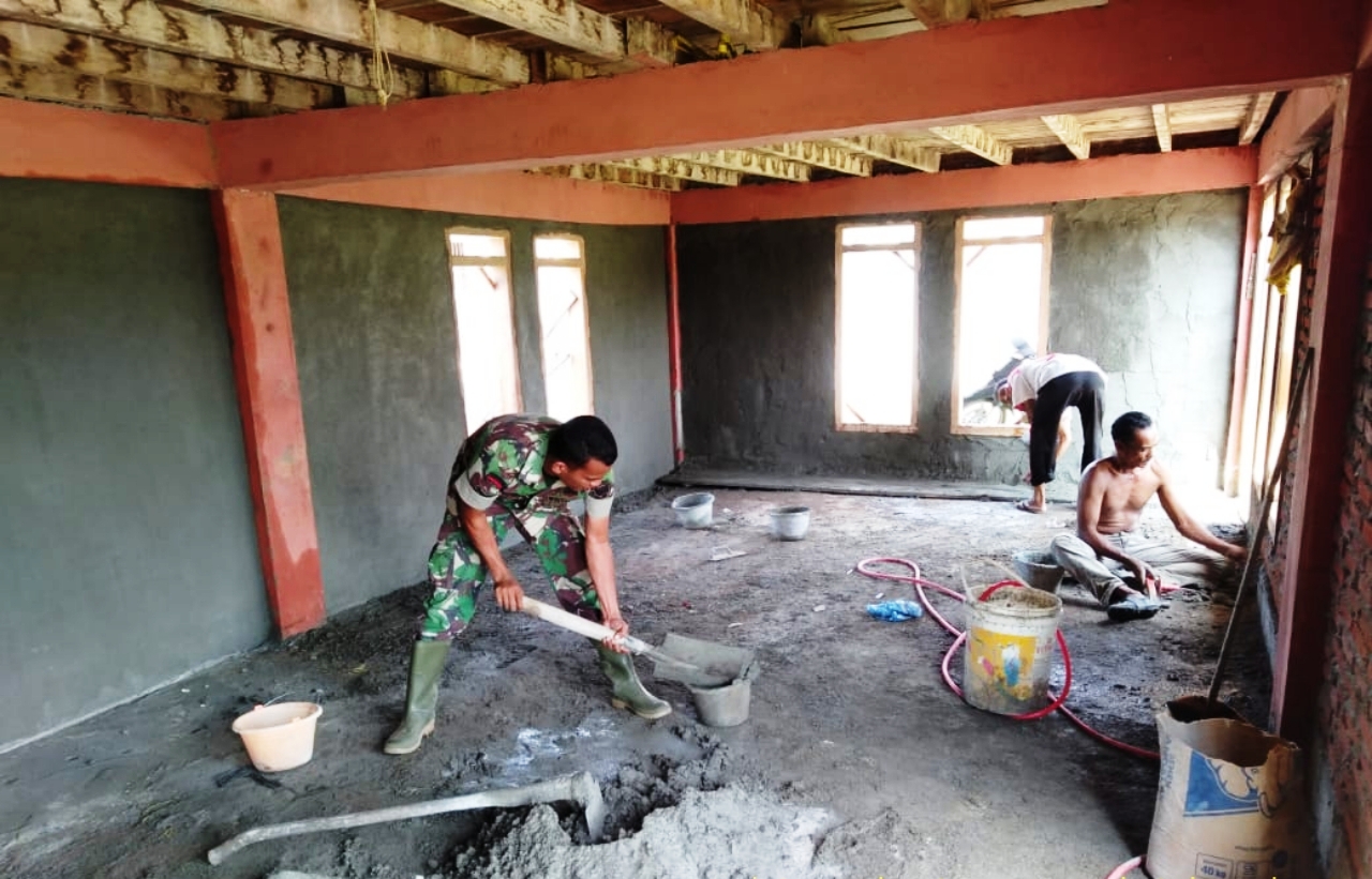 Dukung Pendidikan Agama, Babinsa dan Warga Bersatu Bangun Balai Pengajian