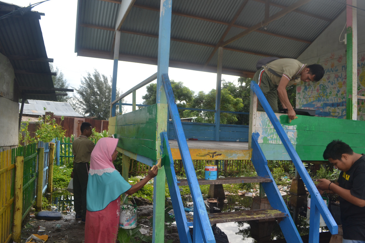 Prajurit Denmadam IM Bersama Warga Mengecat TPA