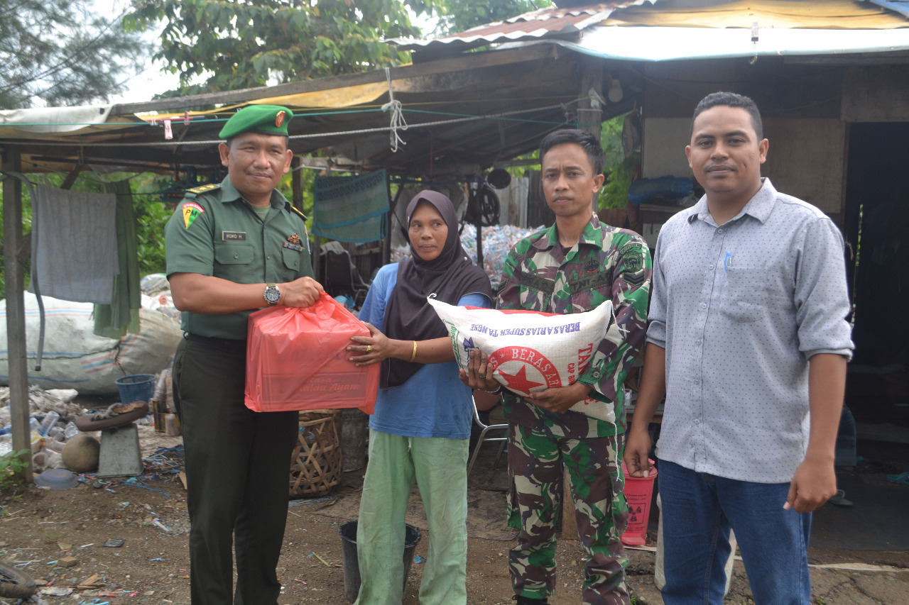 Personel Denmadam IM Berikan Bantuan Sembako