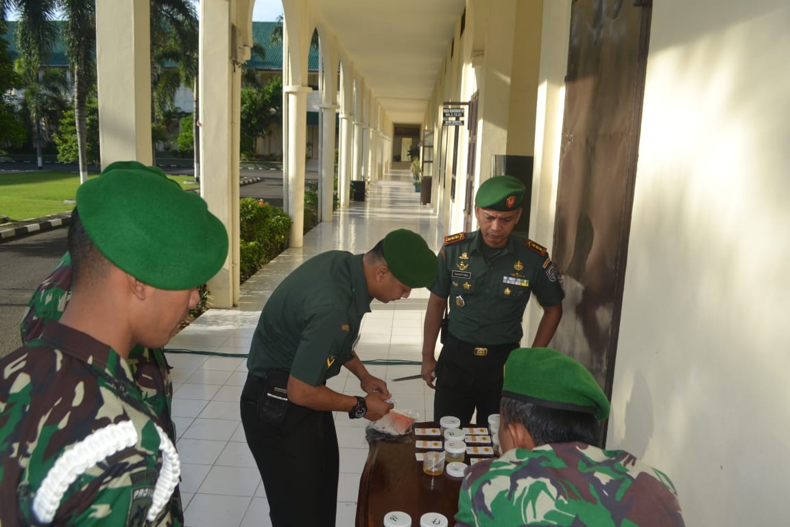 Personel Denmadam IM Cek Urine