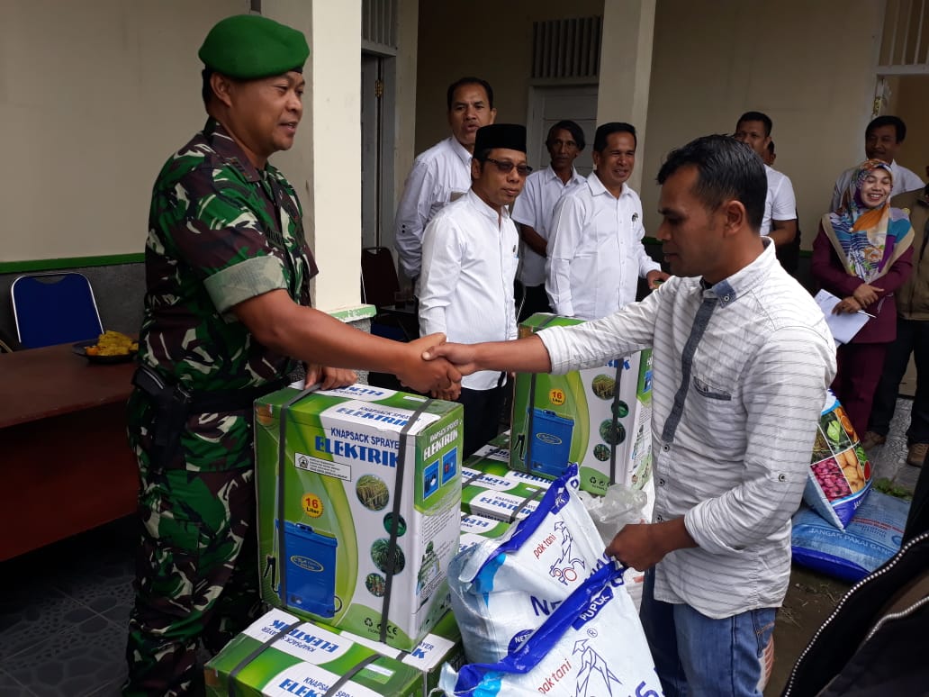 TNI-Polri dan Dinas Pertanian Salurkan Bantuan ke Petani