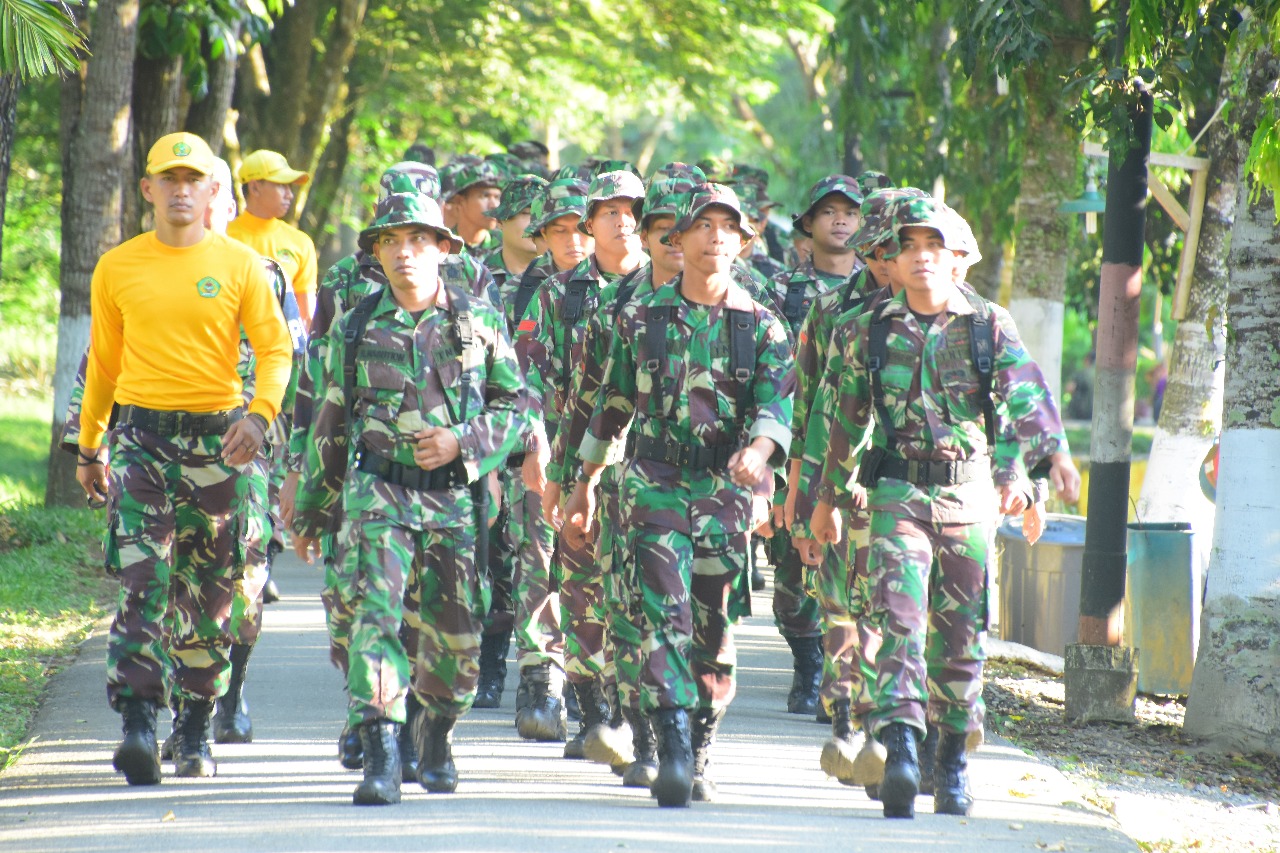Personel Korem  012/TU Laksanakan Lari Jalan