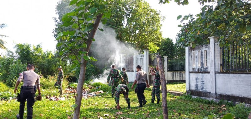 TNI – Polri Gotong Royong Bersihkan Kuburan Massal Tsunami