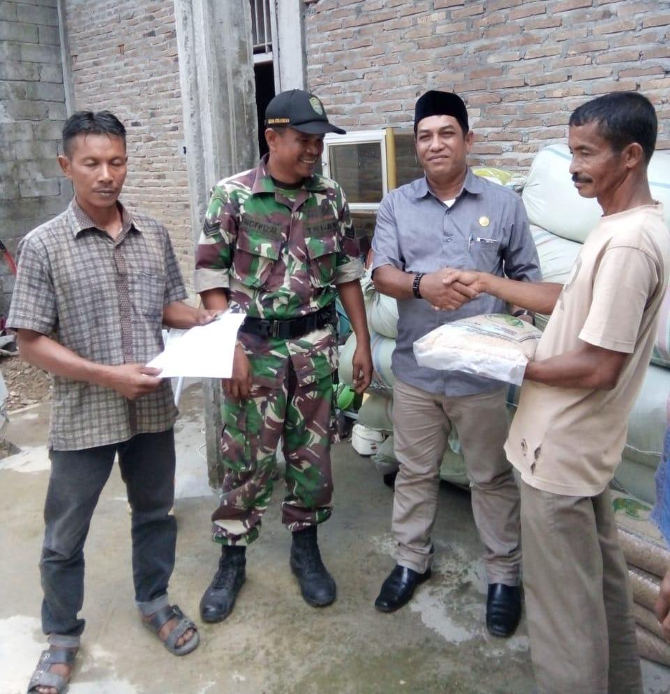 Pastikan Pendistribusian Sampai Kepetani, camat Dan Babinsa, Bantu Pembagian Bibit Padi
