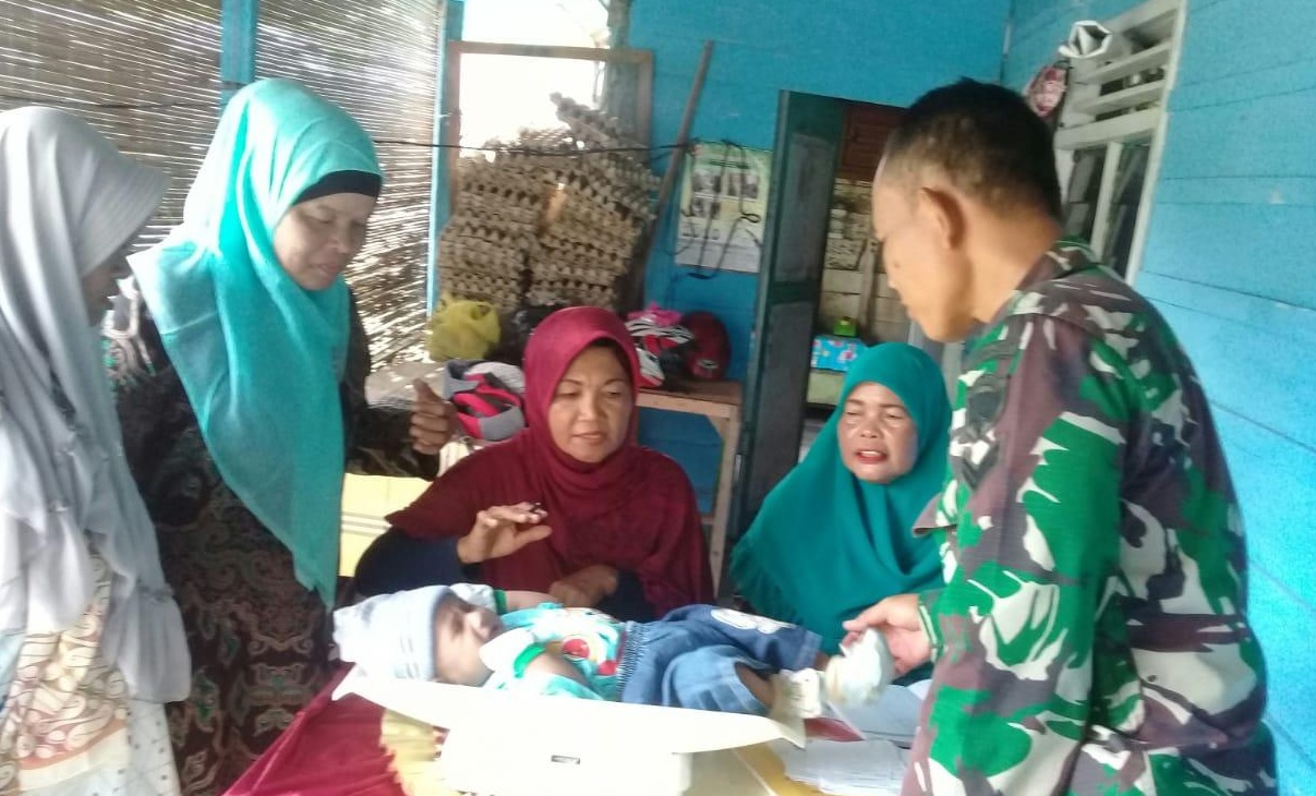 Babinsa Koramil 02/Krb Dampingi Kegiatan Posyandu