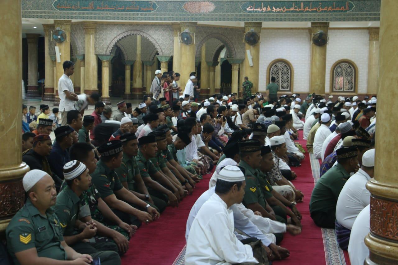 Kasrem 012/TU Sholat Subuh, Tausyiah dan Dzikir Bersama Masyarakat