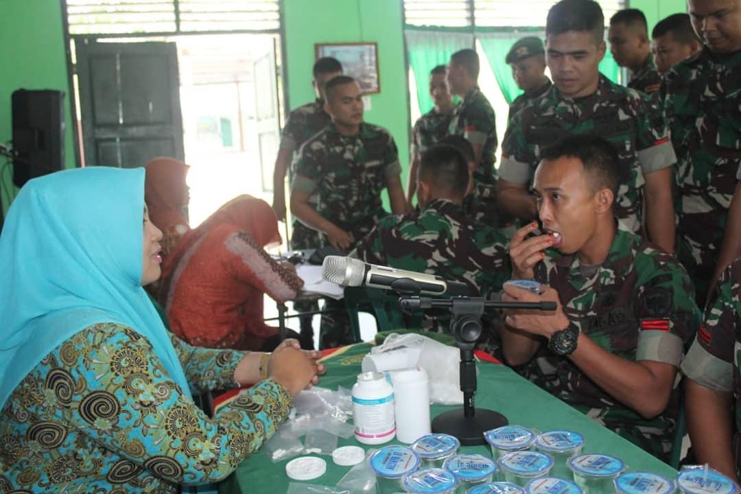 Personel Yonif 115/ML Terima Penyuluhan dan Pemberian Obat Kaki Gajah