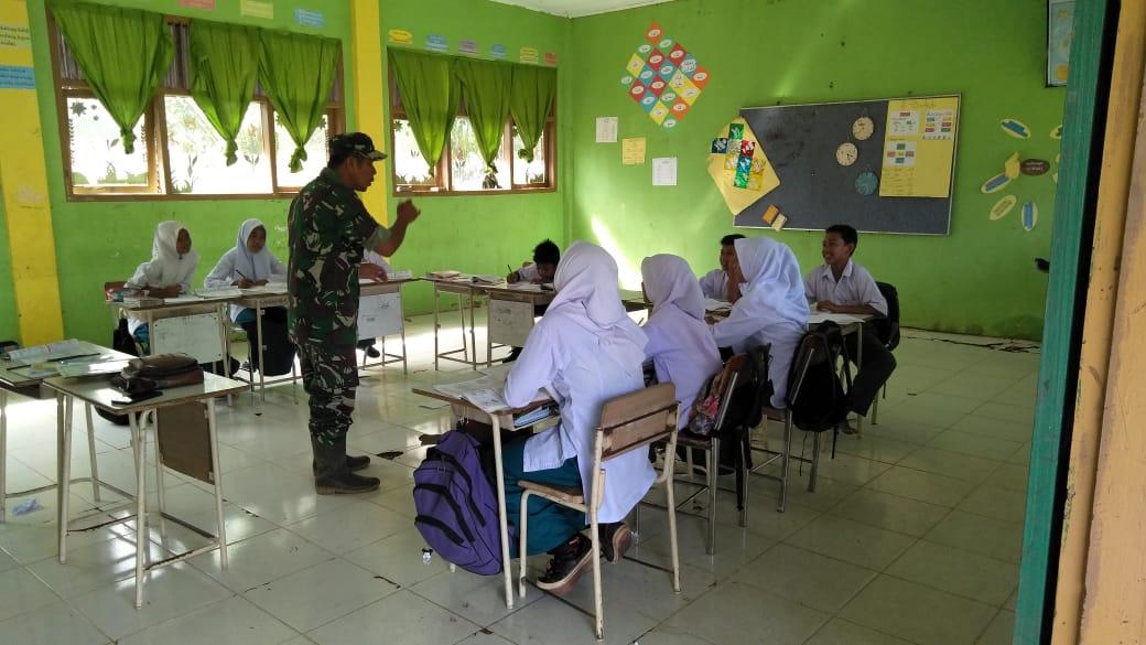 Waspada Bahaya Narkoba, Babinsa Darul Hikmah Sosialisasi Kepada Siswa SMP