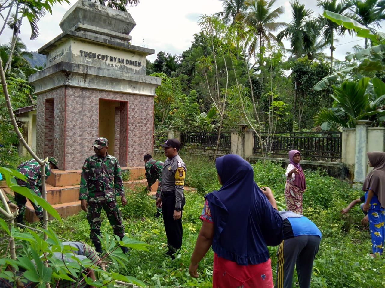 TNI Bersihkan Tugu Cut Nyak Dhien di Beutong Ateuh