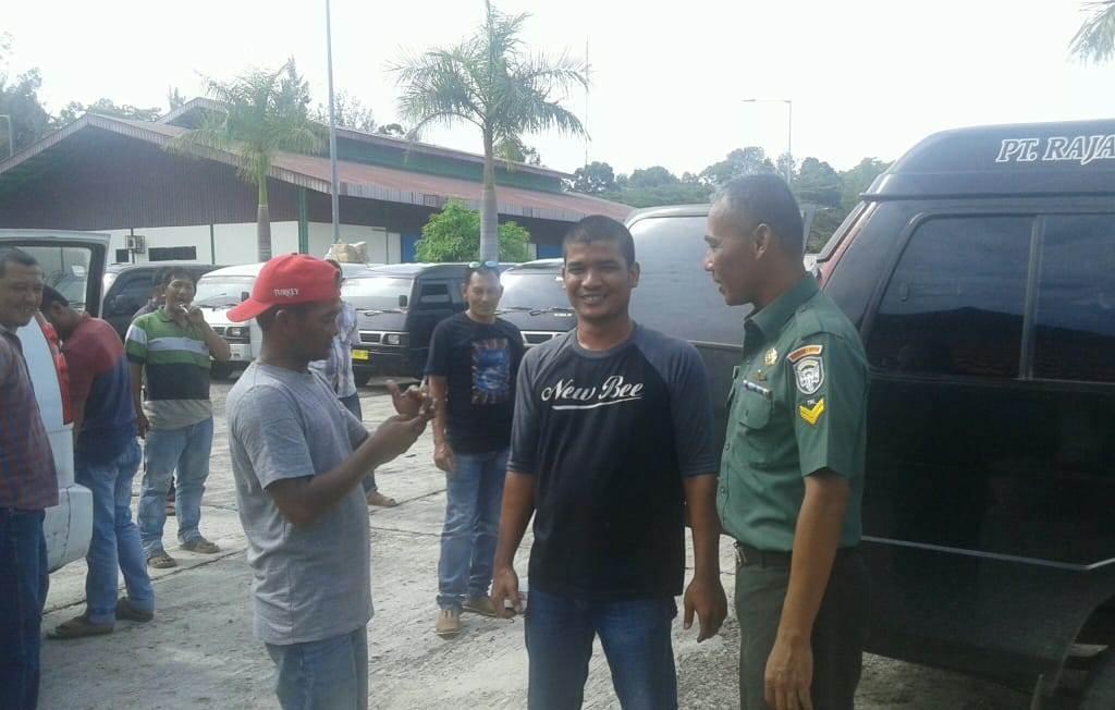 Babinsa Calang Pantau Kedatangan Penumpang di Pelabuhan Calang
