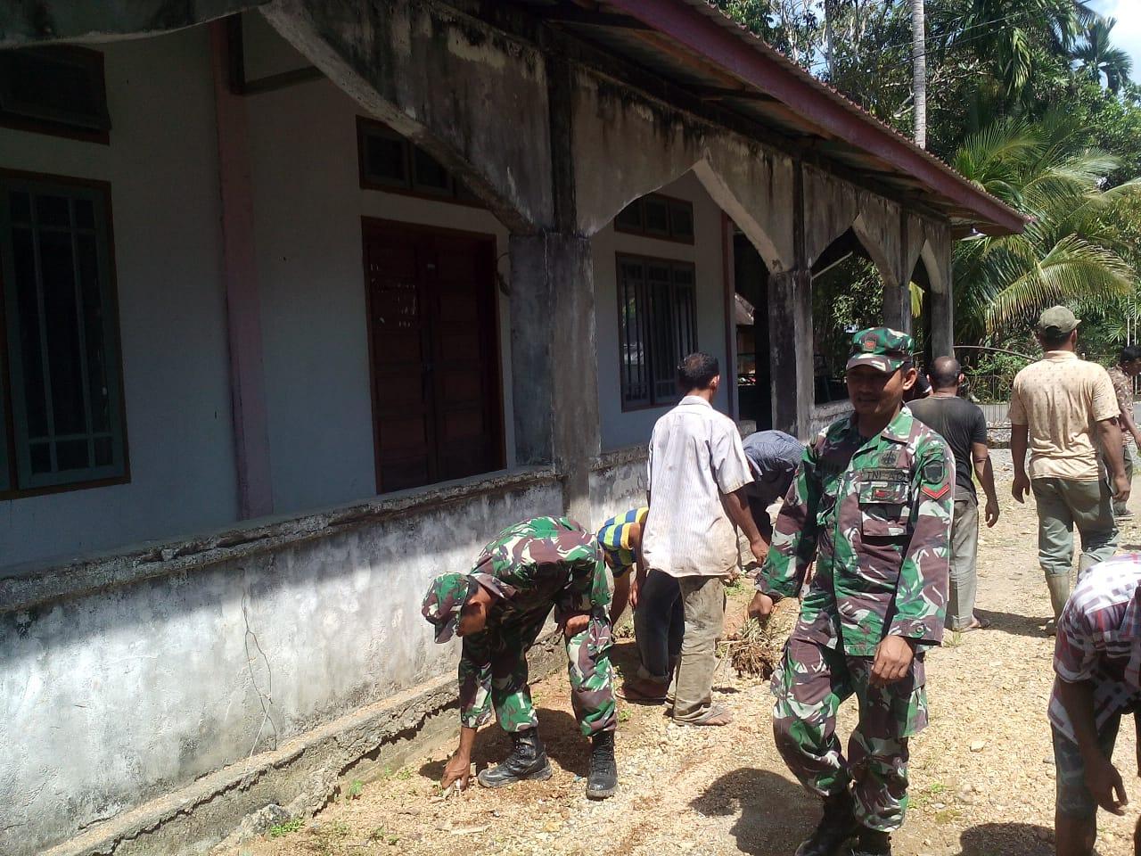 Gelar Karya Bhakti, Koramil Panga Bersihkan Mesjid Dan Meunasah