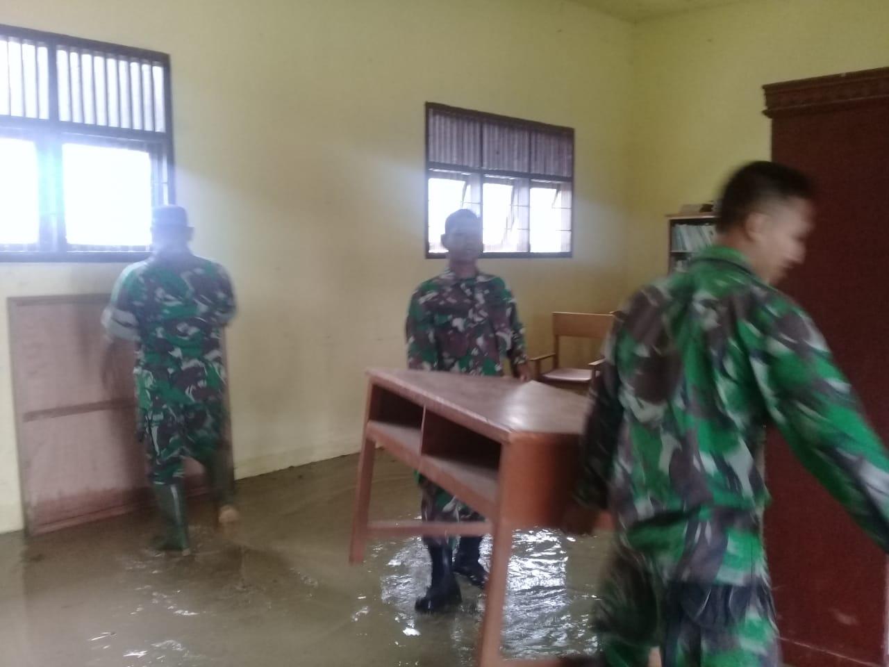 Anggota Posramil Jeumpa  Bersama Masyarakat Bergotong Royong Pasca Banjir