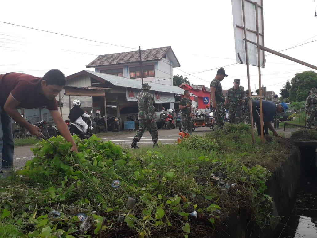 Sambut HJK Kodim 0111/Bireuen Laksanakan Gotong Royong Bersama Masyarakat