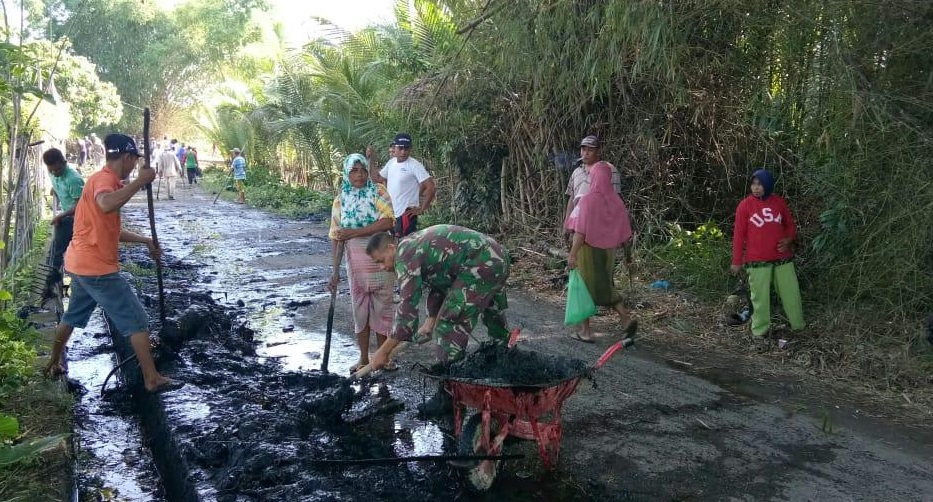 Koramil 01/Muara Tiga Ajak Masyarakat Desa Deyah Gotong Royong
