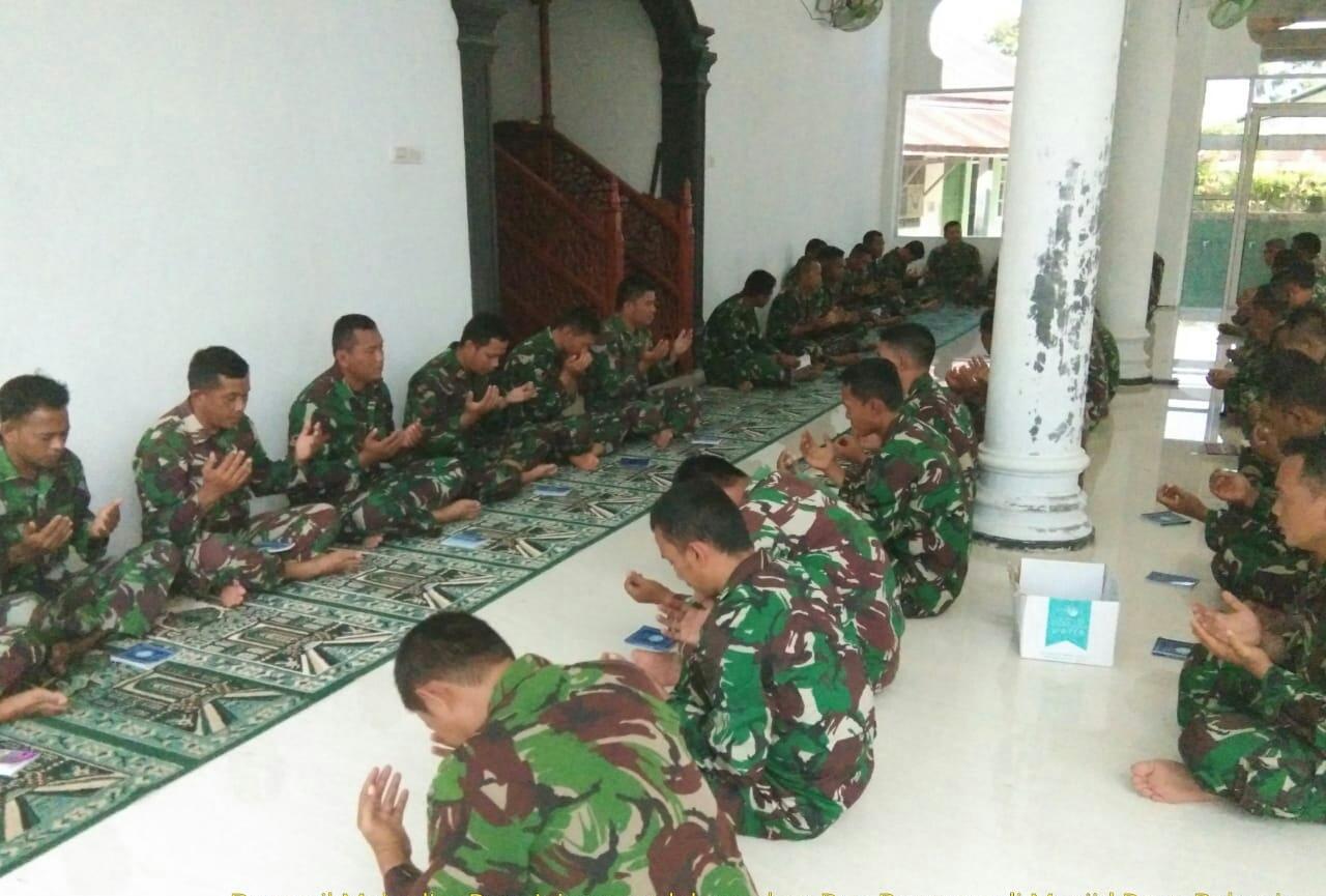Personil TNI Sambut Pergantian Tahun dengan Doa Bersama