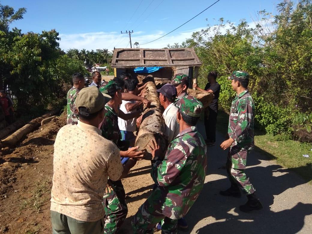 TNI Bantu Warga Bangun Jembatan dari Pohon Kelapa