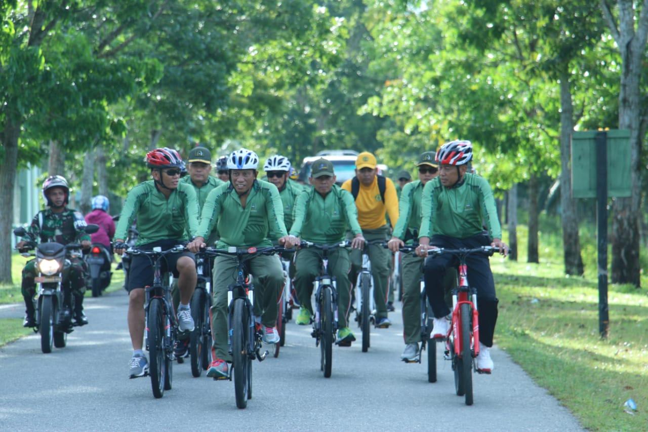 Anggota TNI dan PNS Korem 012/TU Gowes Bersama