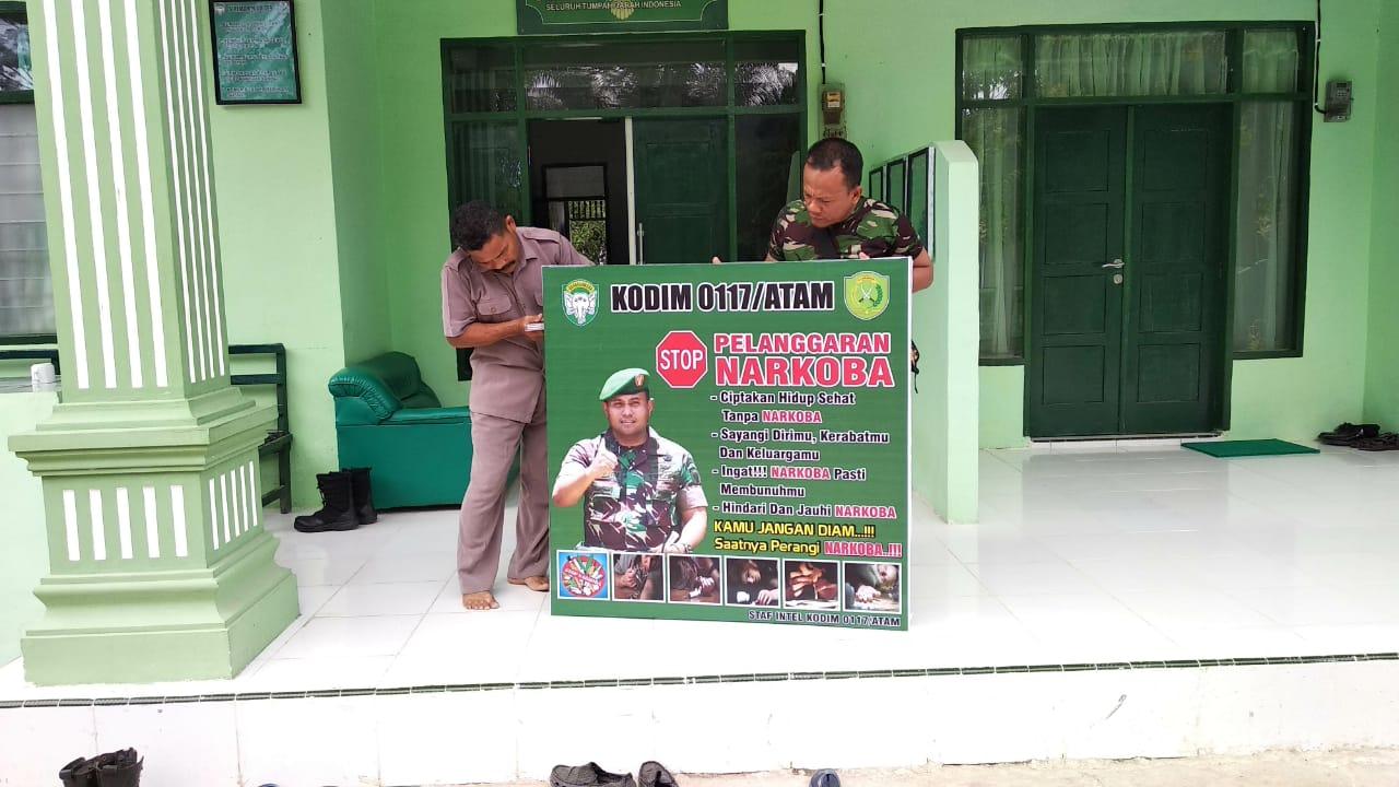 Dandim 0117/Atam Sosialisasi bahaya Narkoba Melalui Pemasangan Spanduk