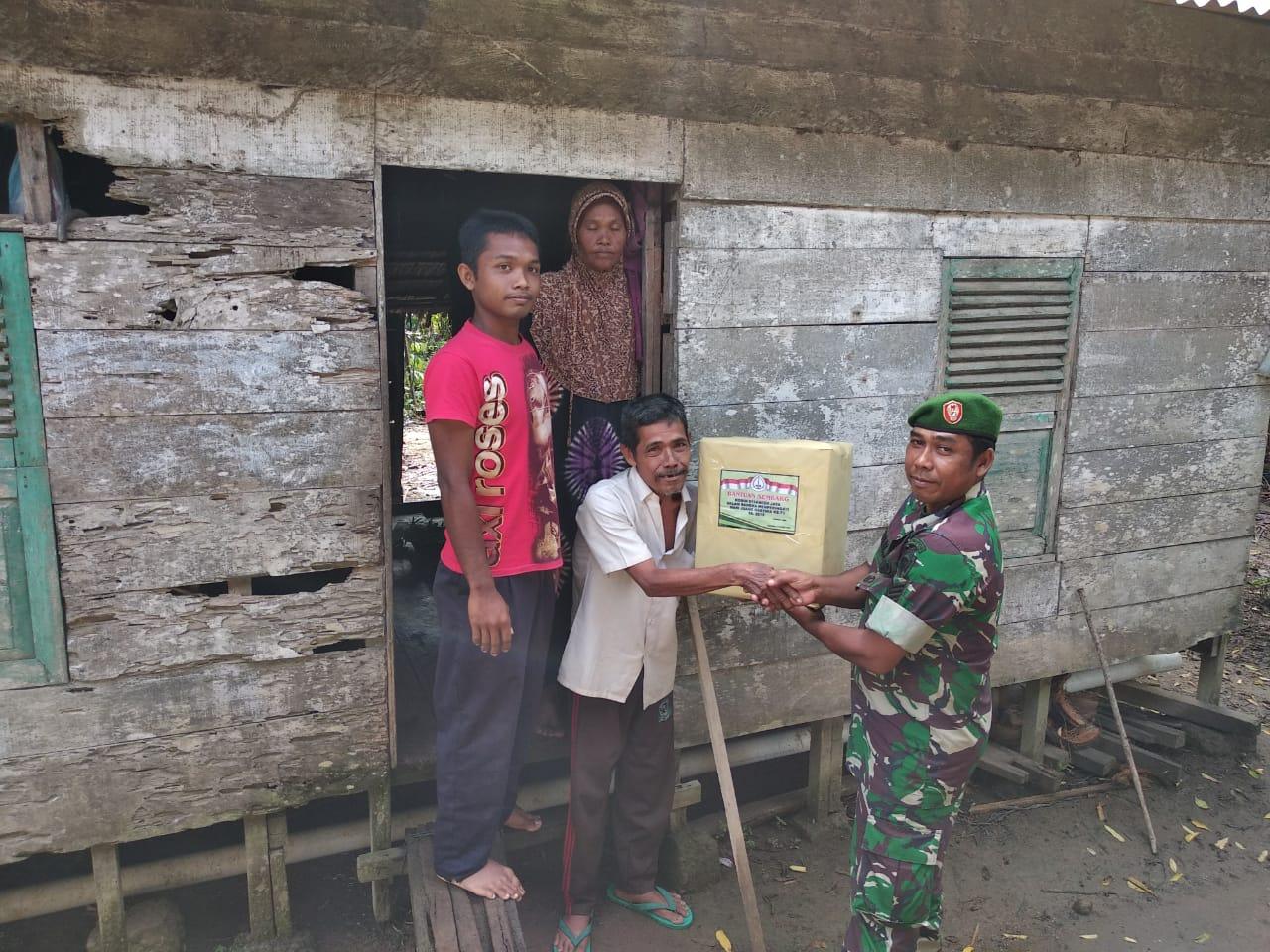Kodim Aceh Jaya Bagikan Paket Sembako Kepada Warga Kurang Mampu