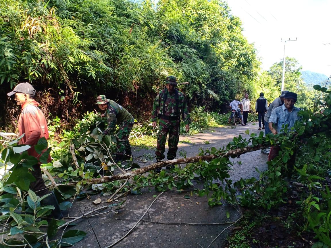 Babinsa Dan Warga Bersihkan Jalan Desa