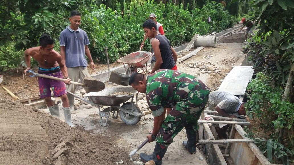 Babinsa Koramil 02/Krb Bantu Masyarakat Dalam Pembuatan Saluran Air