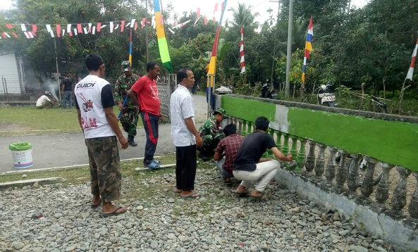 Anggota Koramil 13/ Keumala Gotong Royong Bersama Masyarakat  Bersihkan Meunasah