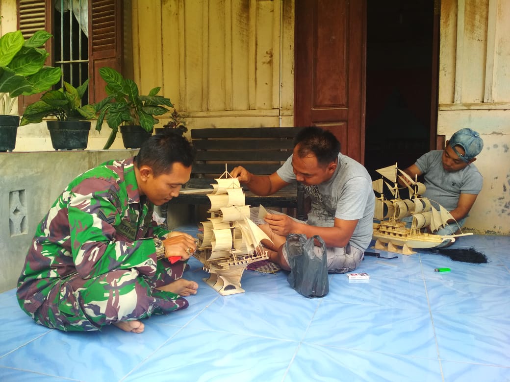Babinsa Koramil 05/Thu Bina Pemuda dengan Keterampilan Tangan