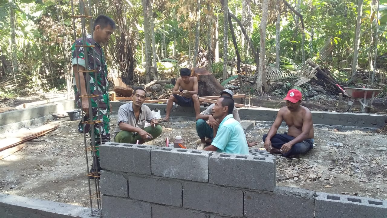Babinsa Koramil Labuhan Haji Barat Komsos dengan Warga Pante Geulima