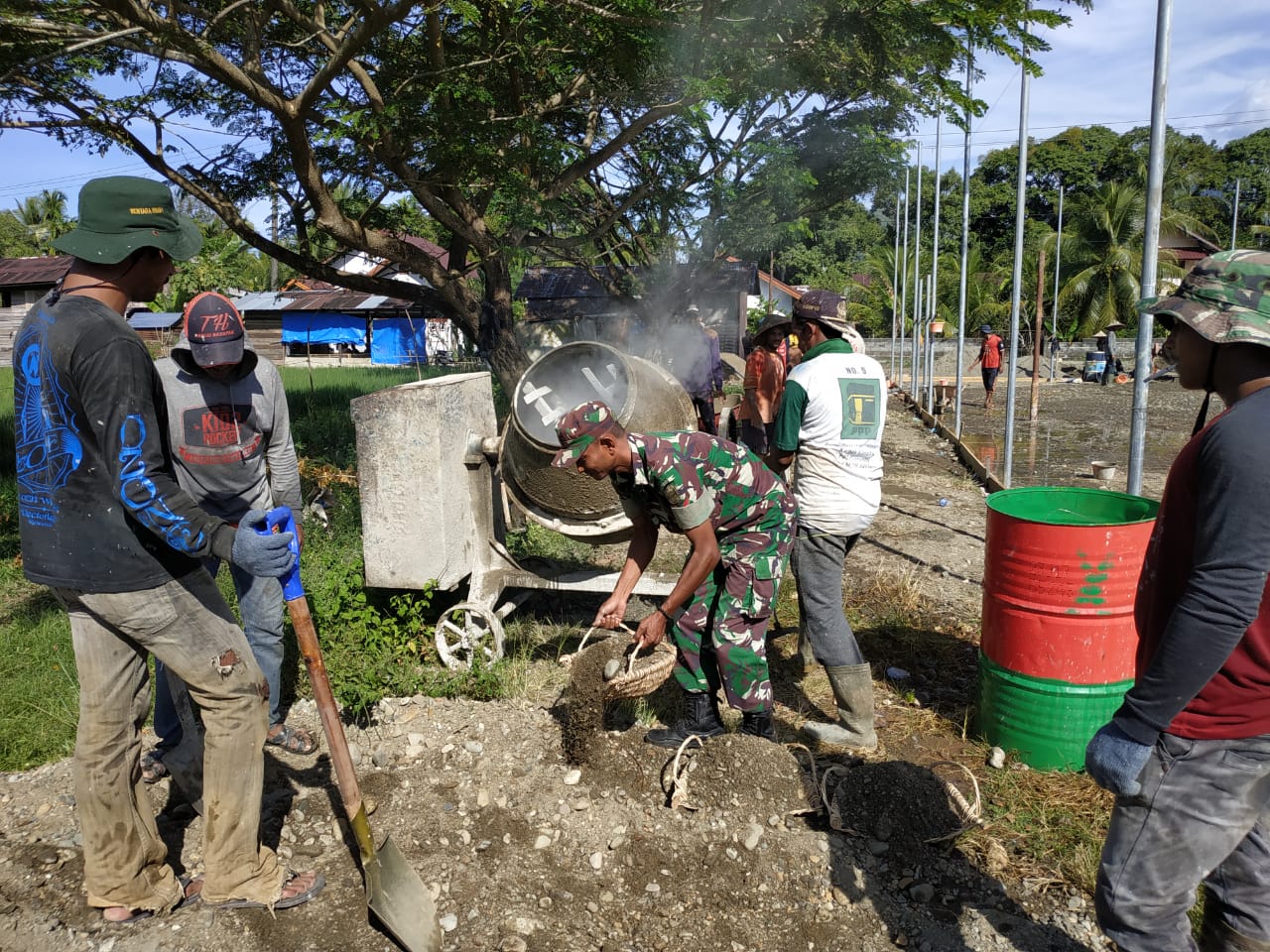 Fasilitasi Pemuda, Babinsa Lamno Bantu Bangun Lapangan Voli