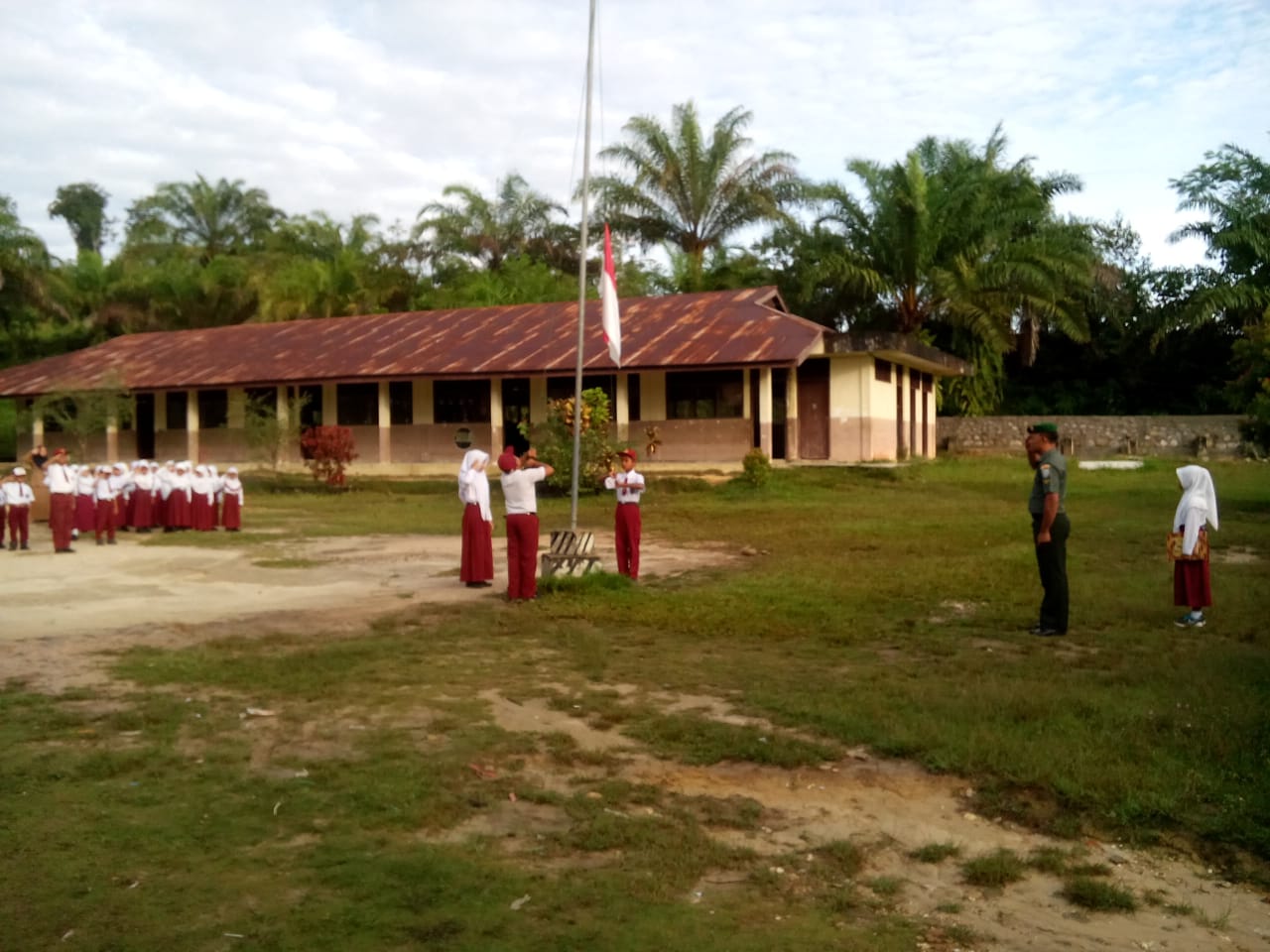 Serda Anton Pimpin Upacara Bendera di Sekolah Dasar