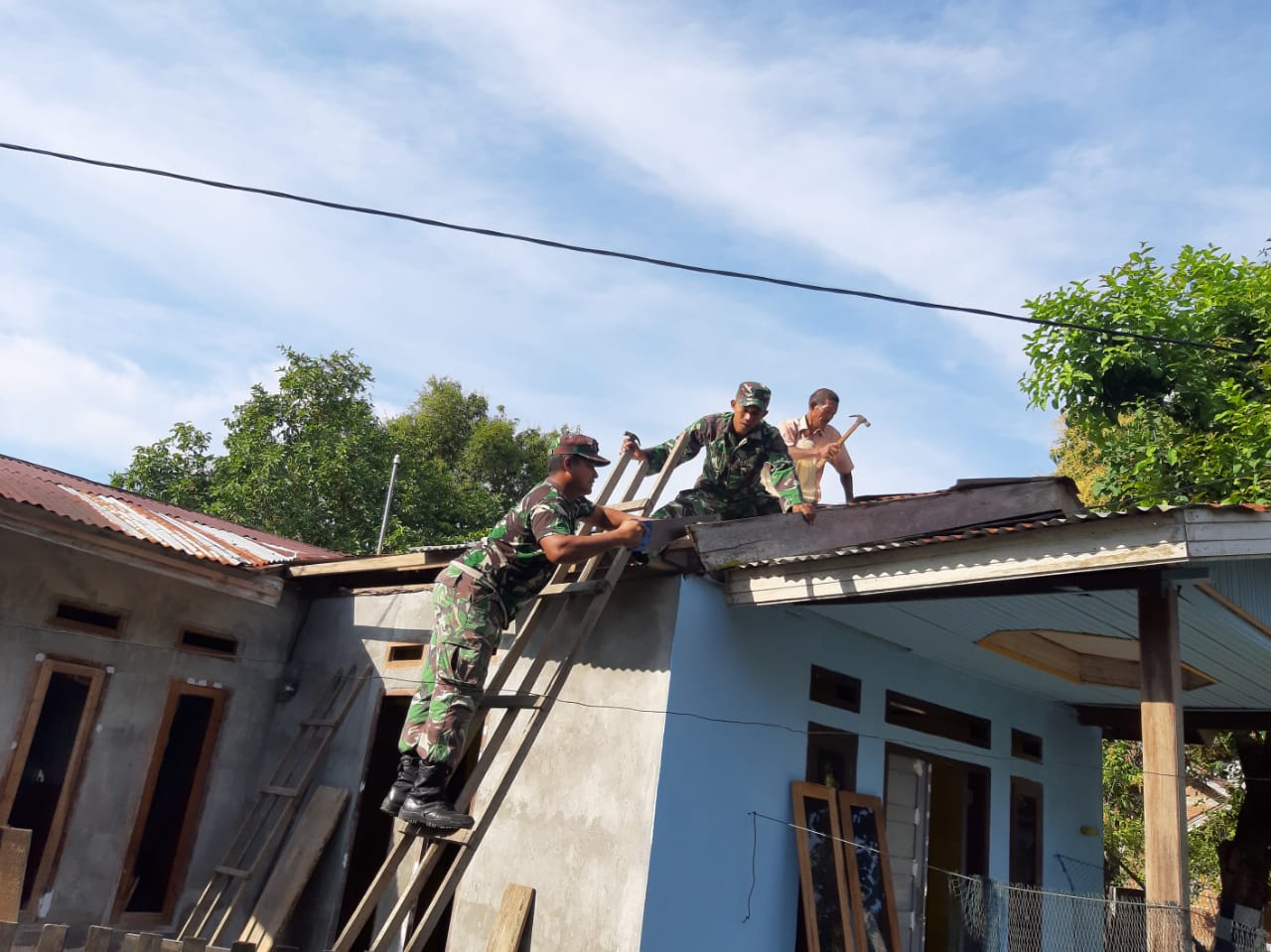 Selalu Bocor Saat Hujan, TNI Bantu Perbaiki Atap Rumah Warga Lamno