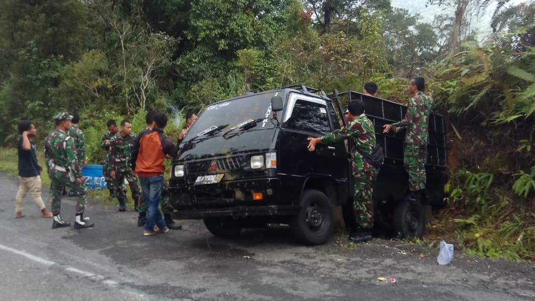Personel TNI Bantu Evakuasi Mobil L-300 Terperosok di Pegunungan Singgahmata