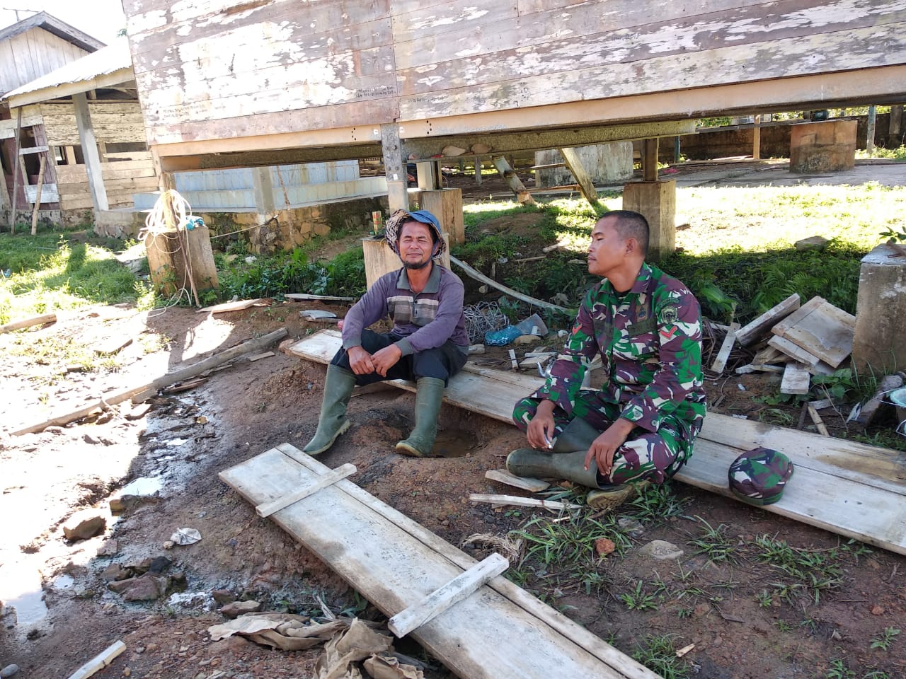 Peduli Warga Kurang Mampu, Babinsa dan Keuchik Diskusikan Bantuan Rehab Rumah