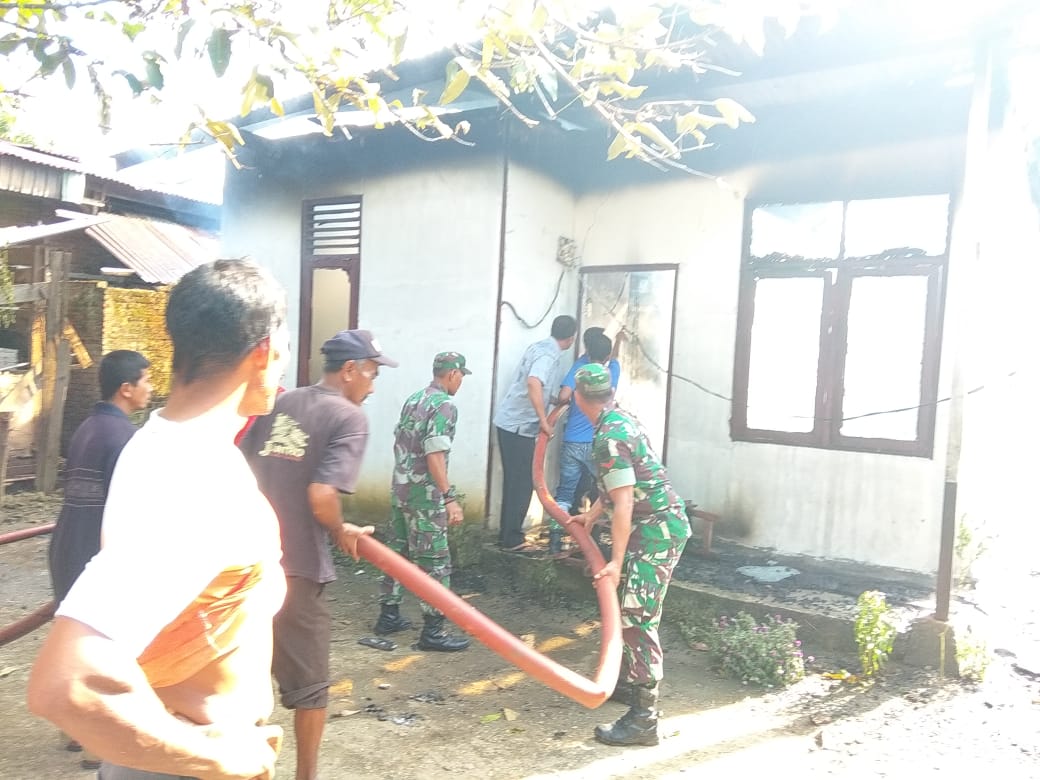 TNI Bantu Padamkan Rumah Warga yang Terbakar