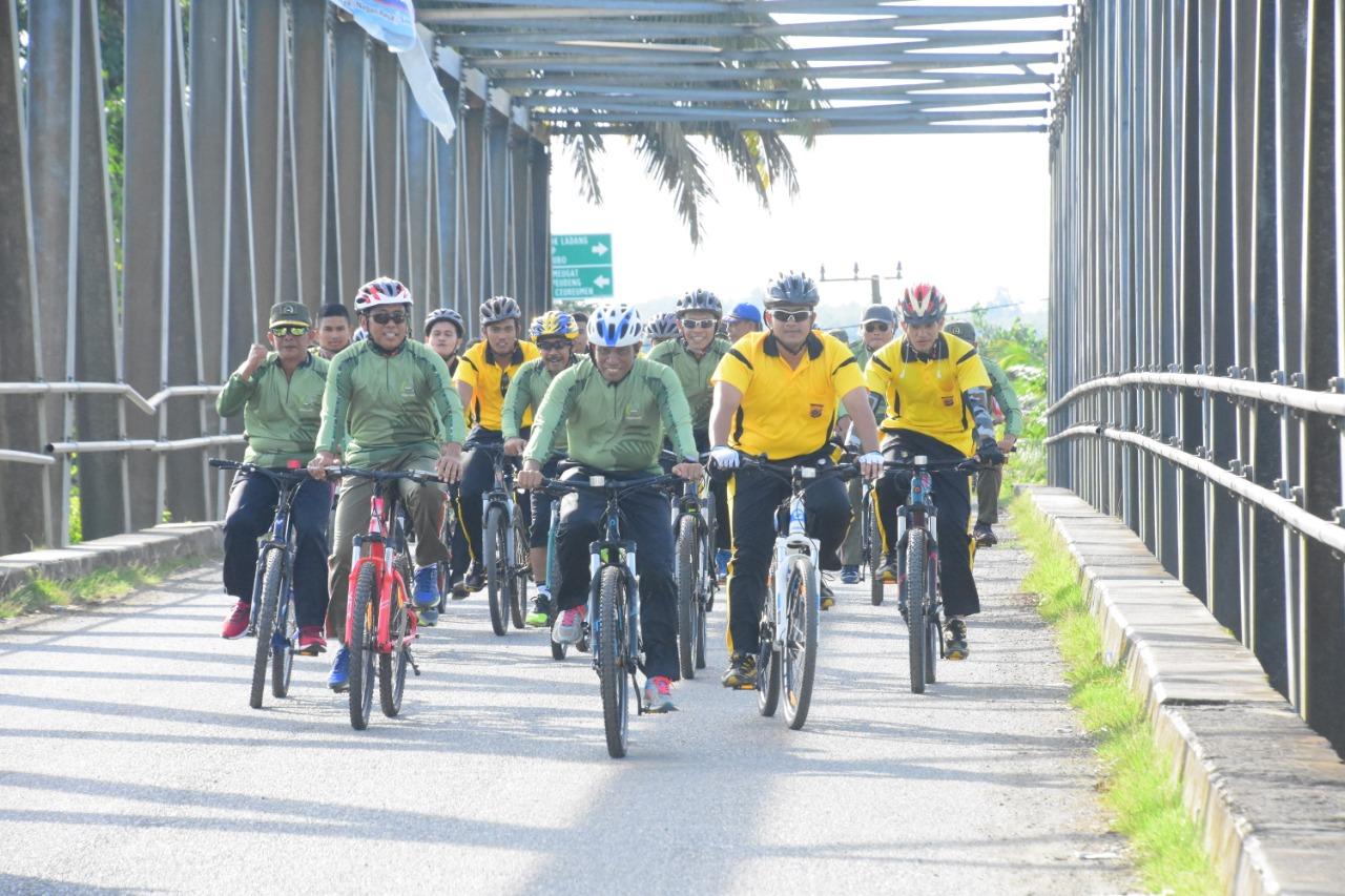 Tingkatkan Sinergitas, TNI – Polri Melaksanakan Sepeda Santai