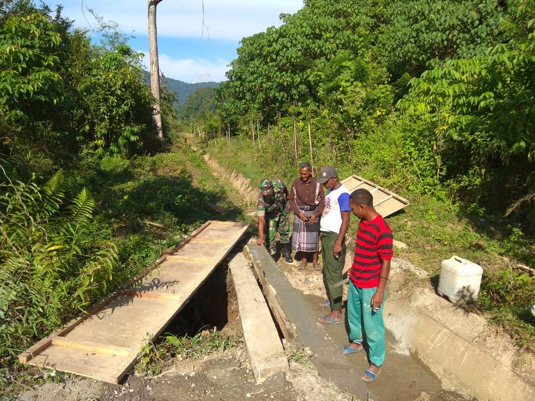 Babinsa Bersama  Warga Tinjau Saluran Irigasi