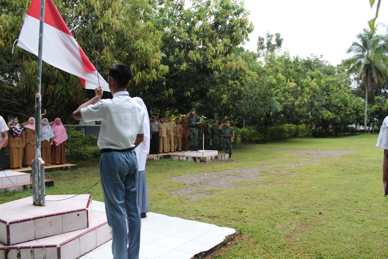 Dandim 0107/Asel Pimpin  Upacara Bendera di SMA Insan Madani Meukek