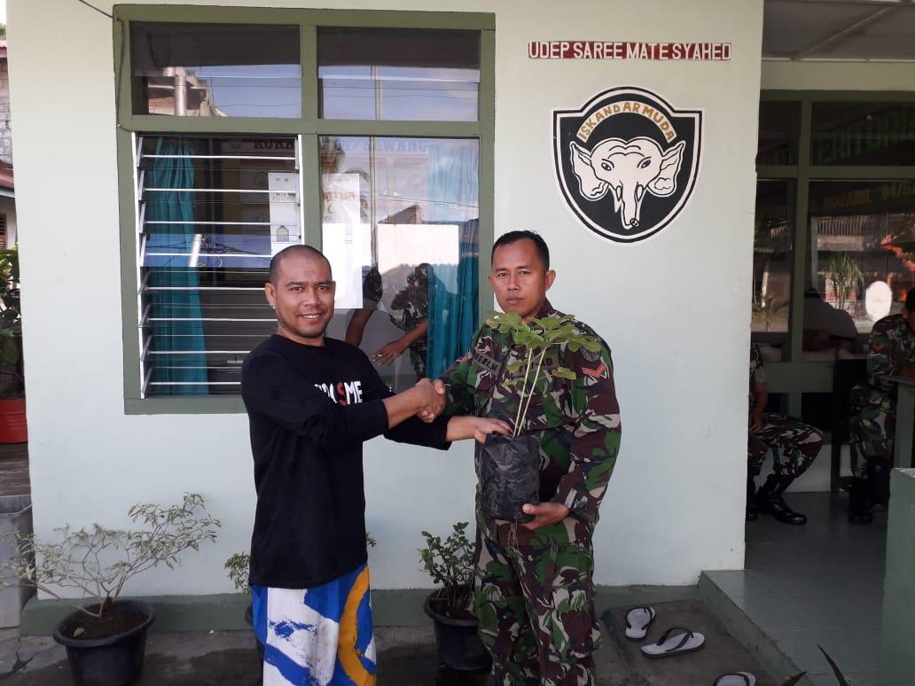 Warga Serahkan Bibit Tanaman Okra