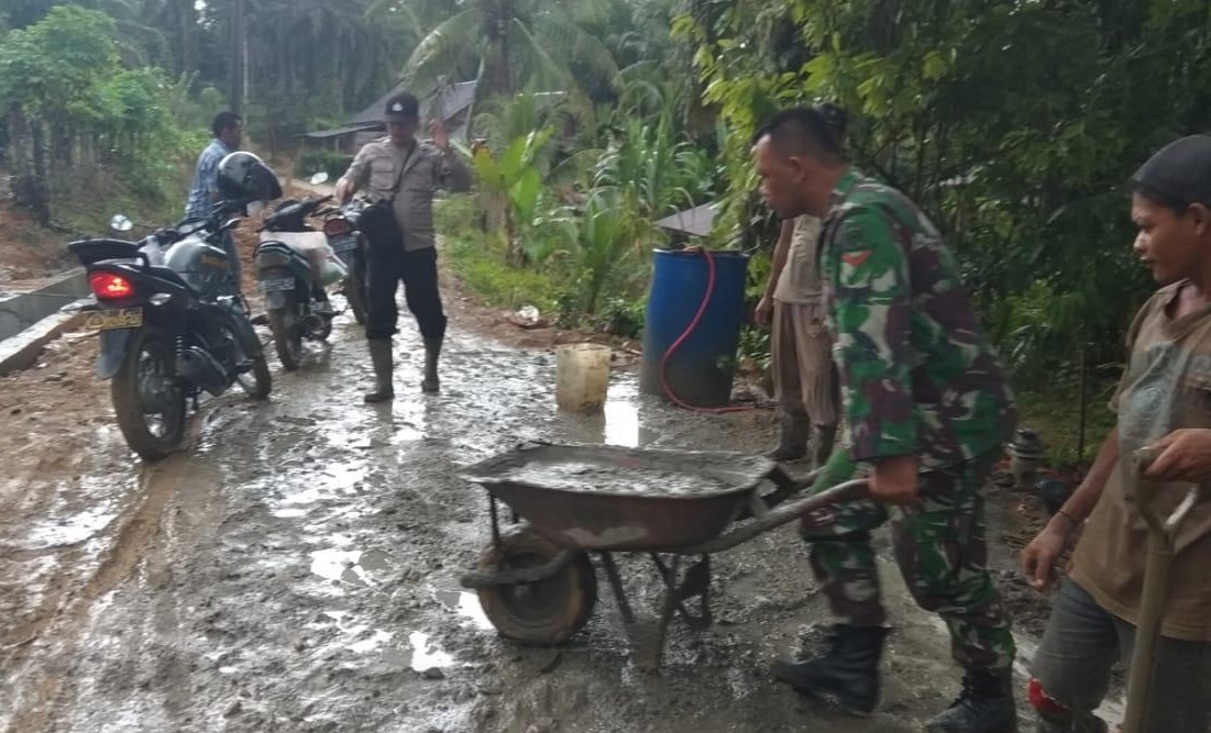 Babinsa Koramil 05/Thu, Babinkamtibmas Bantu Masyarakat buat Drainase