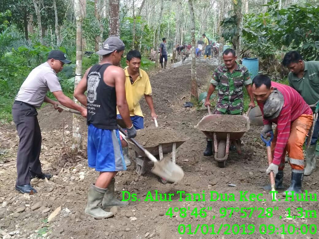Babinsa Koramil 05/Thu Bantu Warga Bangun Jalan
