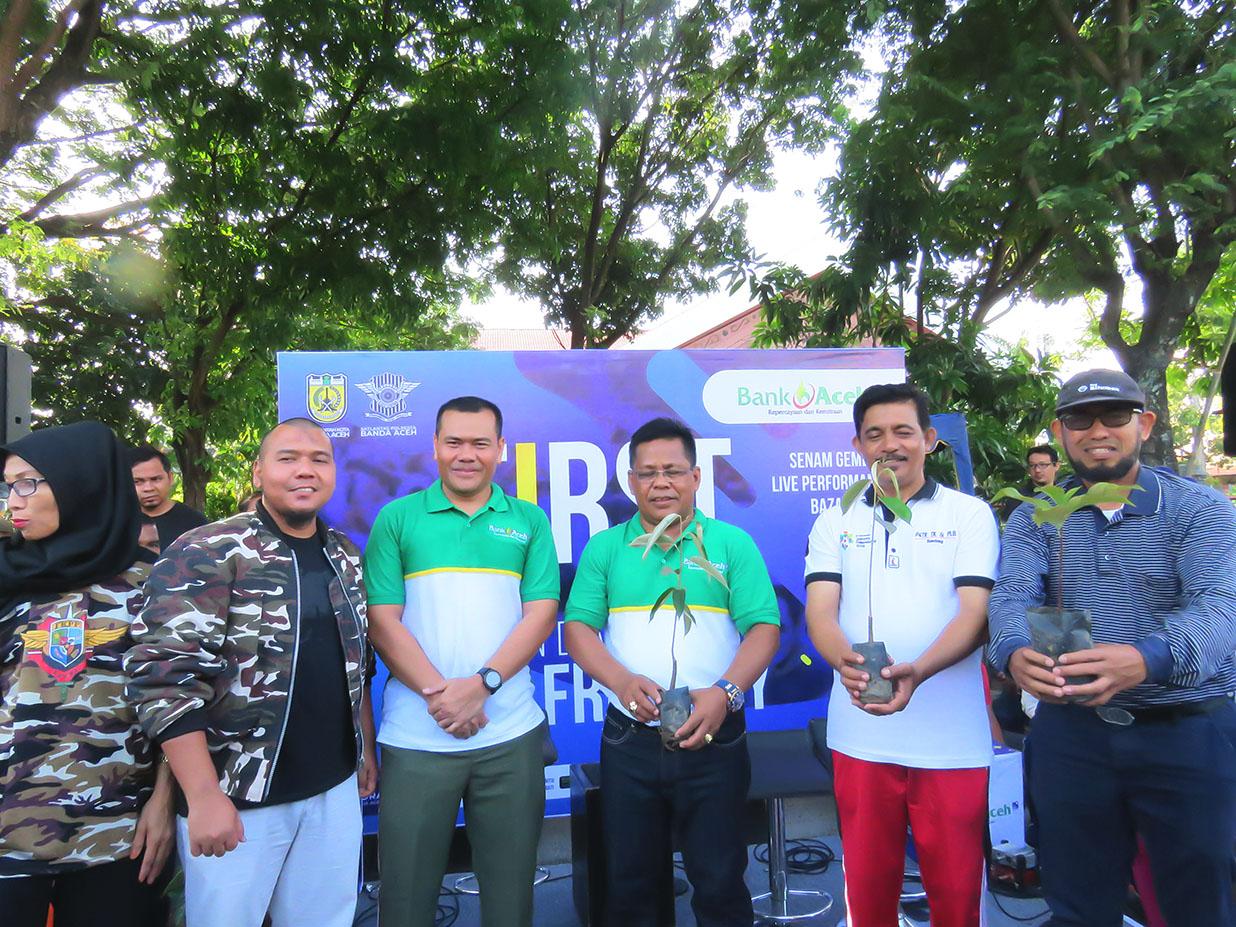 Dandim 0101/BS Serahkan Ratusan Tanaman Pohon Kepada Masyarakat Kota Banda Aceh