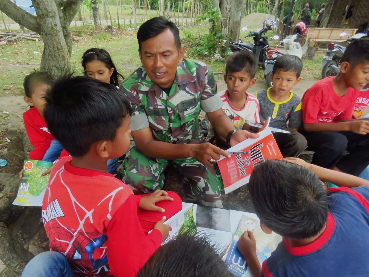 Tingkatkan Minat Baca Anak Desa Binaan, Babinsa Hadir Bawa Buku Bacaan