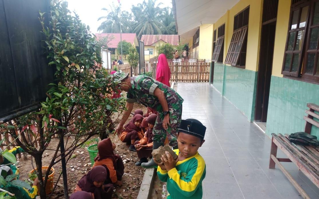 Babinsa Koramil 07/Kjm Gotong Royong Bersama Murid SDN Rimba Sawang