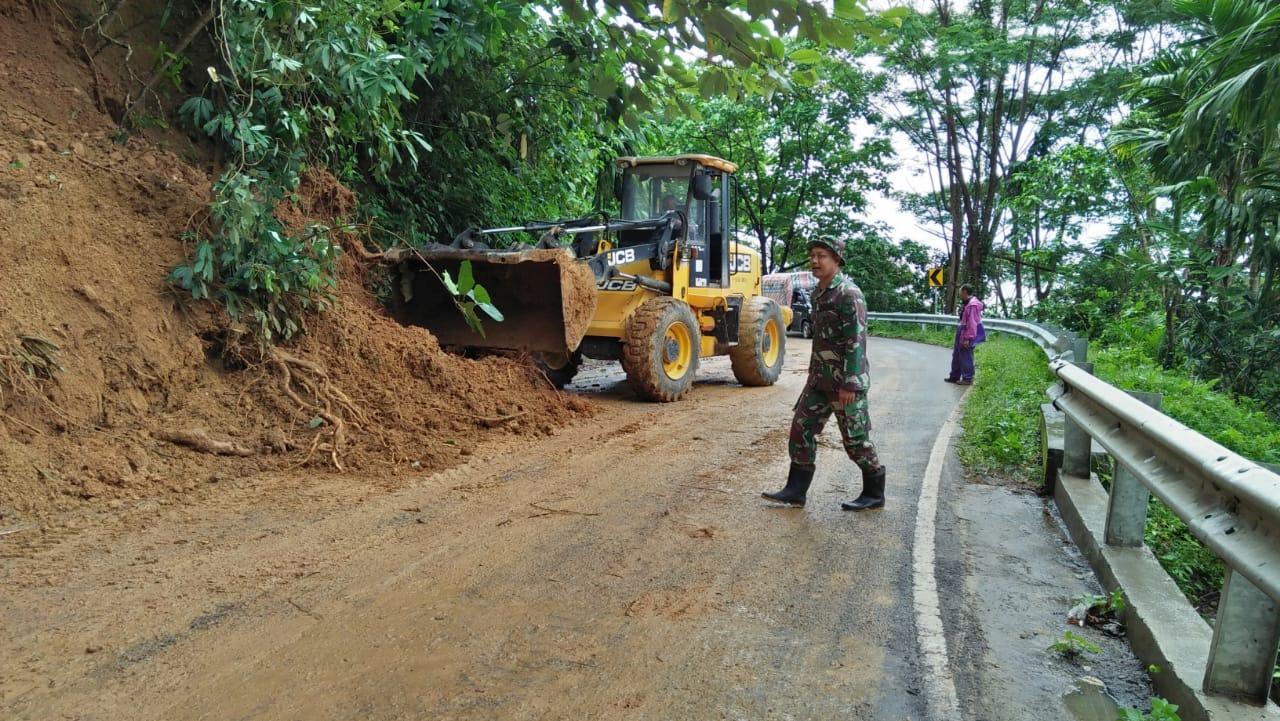 Babinsa Bersama Warga dan Dinas PU Gerak Cepat Atasi Longsor