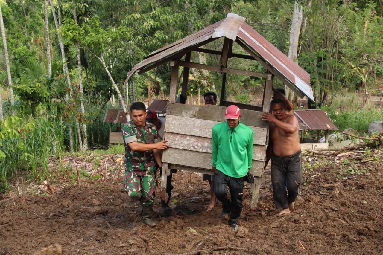 Satgas TMMD Buat Poskamling Demi Keamanan Warga