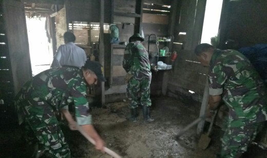 Personel Koramil Tangse Bantu Warga Bersihkan Material Lumpur
