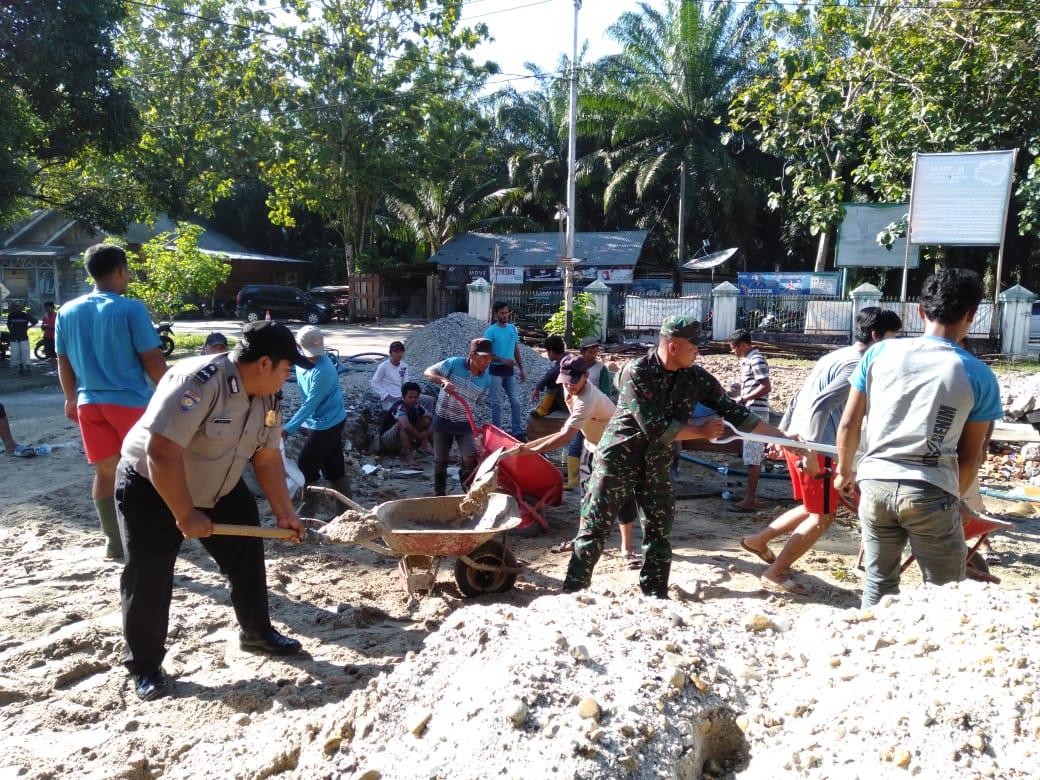 Babinsa Koramil 04/Simpang Kanan Bersama Masyarakat Gotong Royong Bangun Masjid