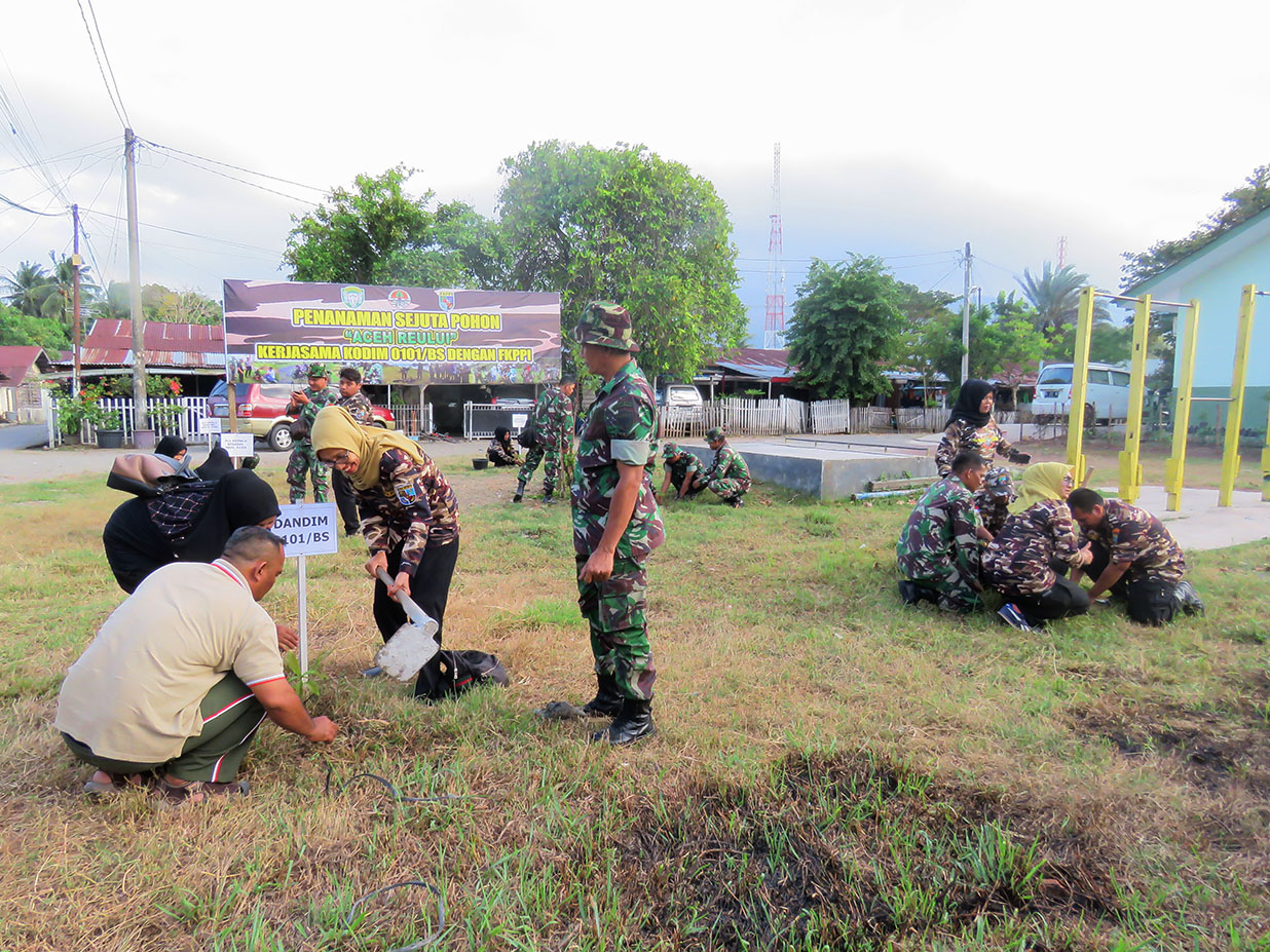 Kodim 0101/BS Bersama FKPPI Banda Aceh Hijaukan Komplek TNI