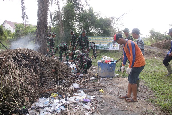 Prajurit Raider Khusus 111 Bersihkan Sampah Organik dan Non Organik